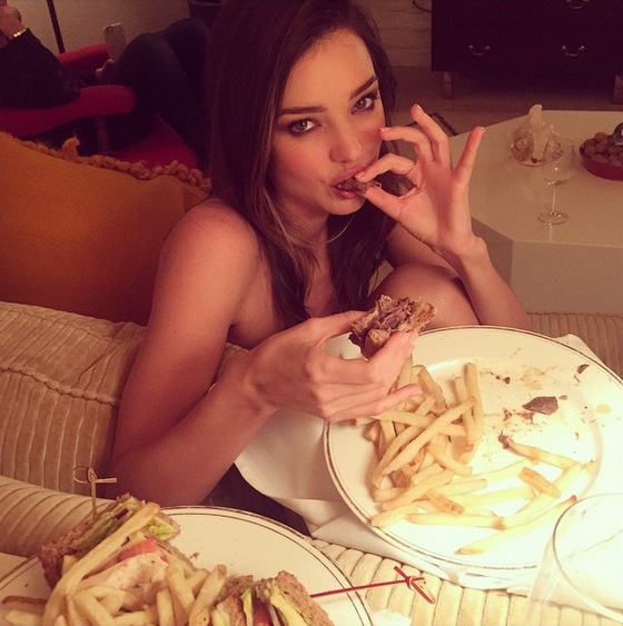 食事姿を披露したミランダ・カー（画像はinstagram.com/mirandakerrより）