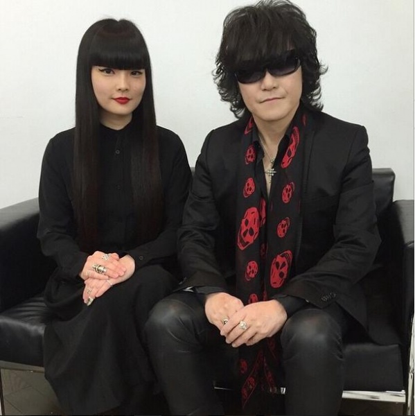 秋元梢とToshl。（画像は『秋元梢 Instagram』より）