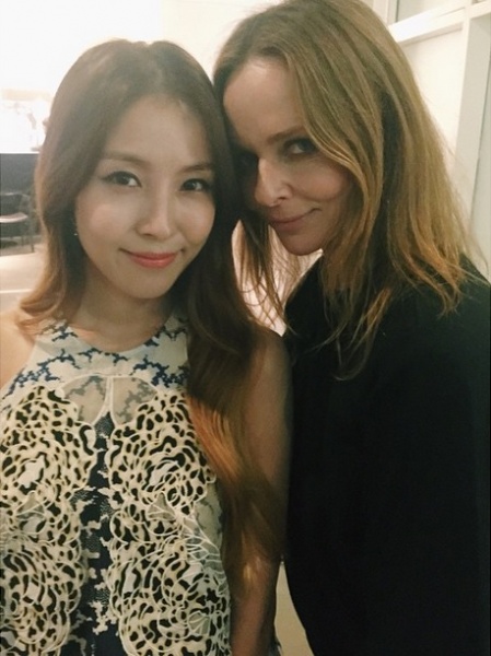 BoAとステラ・マッカートニー（画像は『Stella McCartney Instagram』より）