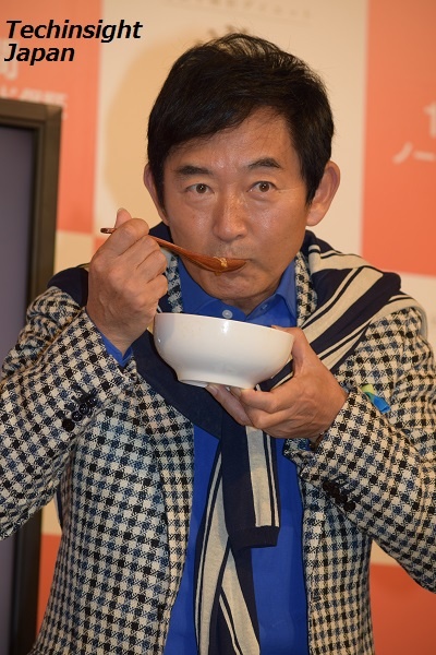 『d_diet』のディナースープを試食する、石田純一