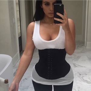 こんなに絞って息はできるのか!?（画像はinstagram.com/kimkardashianより）