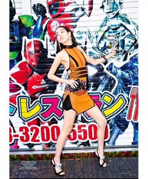 “ロボットレストラン”前の水原希子。（画像は『水原希子 Instagram』より）