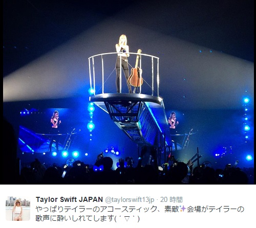 空中を動く舞台で歌うテイラー・スウィフト（画像は『Taylor Swift JAPANツイッター』より）