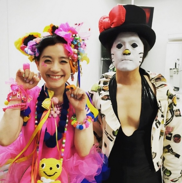 篠原ともえと“キティちゃん”に扮したバカリズム（画像は『バカリズム Instagram』より）