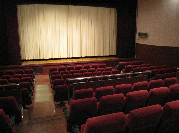 映画を観終わった観客、館内から出られず（画像はイメージです）