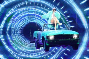 宙づりのオープンカーで登場した倖田來未