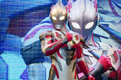 新ヒーロー、ウルトラマンエックス