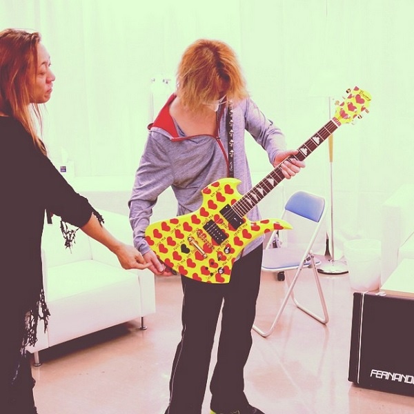 “イエローハート”のギターを持つYOSHIKI（画像は『YOSHIKI Instagram』より）