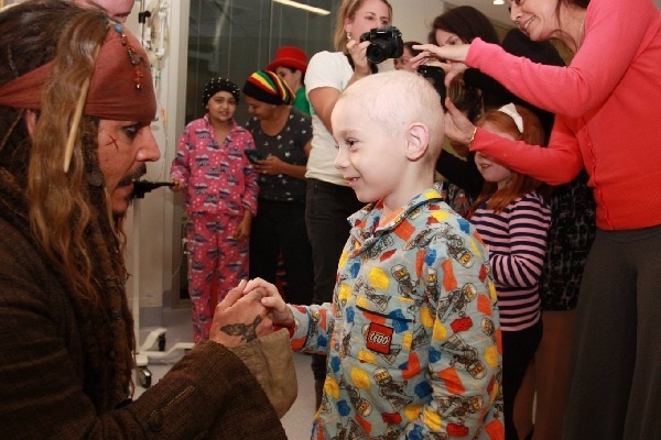 入院中の子供と対面したジョニー・デップ（画像はfacebook.com/childrensorgauのスクリーンショット）