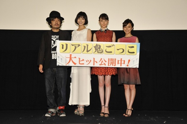 映画『リアル鬼ごっこ』初日舞台挨拶に登壇したトリンドル玲奈、篠田麻里子、真野恵里菜、園子温監督