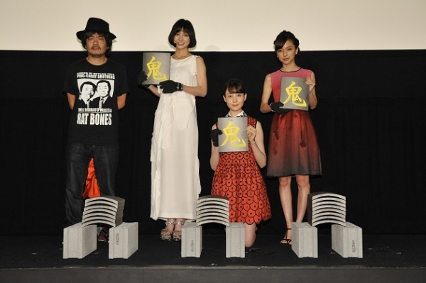 8枚の“鬼”の文字が書かれた瓦を割るトリンドル玲奈、篠田麻里子、真野恵里菜