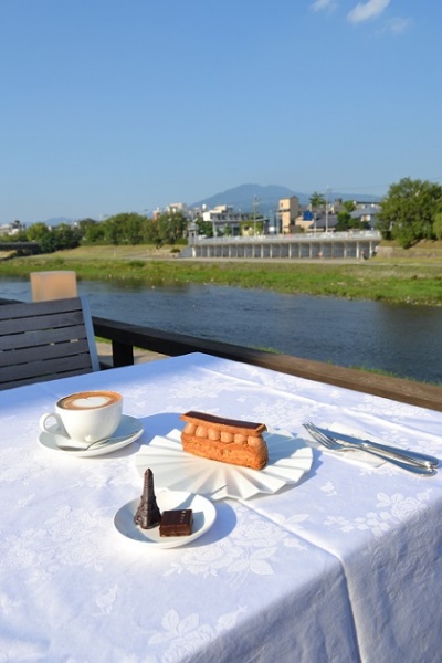 晴れた日に川床でスイーツを楽しむ