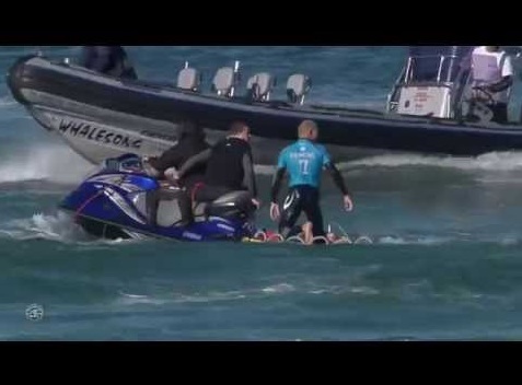 サーフィン界のレジェンド、大会中サメに襲われる（画像はYouTubeのサムネイル）