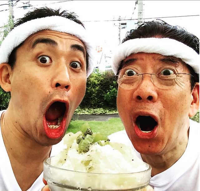 『やすきよの夏休み2015』ロケでかき氷を食べる2人（画像は『石田靖 Instagram』より）