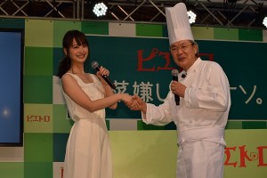 ピエトロ社長・村田邦彦氏と握手を交わす佐々木希