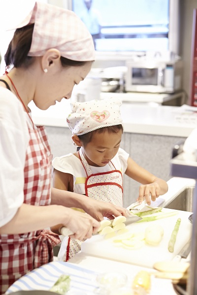 料理教室で一緒に調理する親子