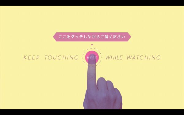 『Golden Touch』のMVはこの“タッチ”から始まる