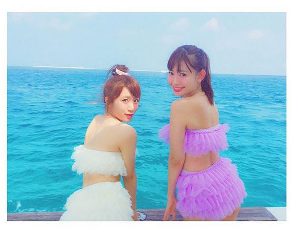 沖縄を満喫するたかみなとこじはる（画像は『小嶋陽菜 Instagram』より）