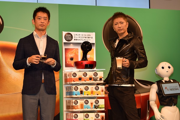 左から、ネスレ日本株式会社　飲料事業本部　コーヒーシステムビジネス部　部長・大谷謙介氏、GACKT、Pepper（ペッパー）