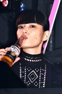 ビールを飲みながらDJパフォーマンスでノリノリだった　秋元梢