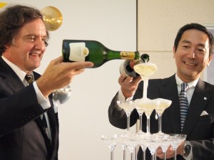 シャンパンタワーにシャンパーニュを注ぐテタンジェ氏とサッポロビール株式会社代表取締役社長・尾賀真城氏