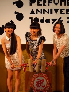 餅つきで10周年をお祝いしたPerfume