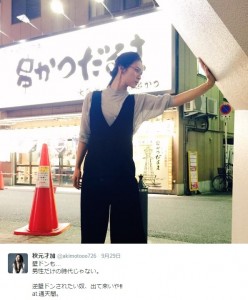 1人壁ドンする秋元才加（画像は『秋元才加 ツイッター』のスクリーンショット）