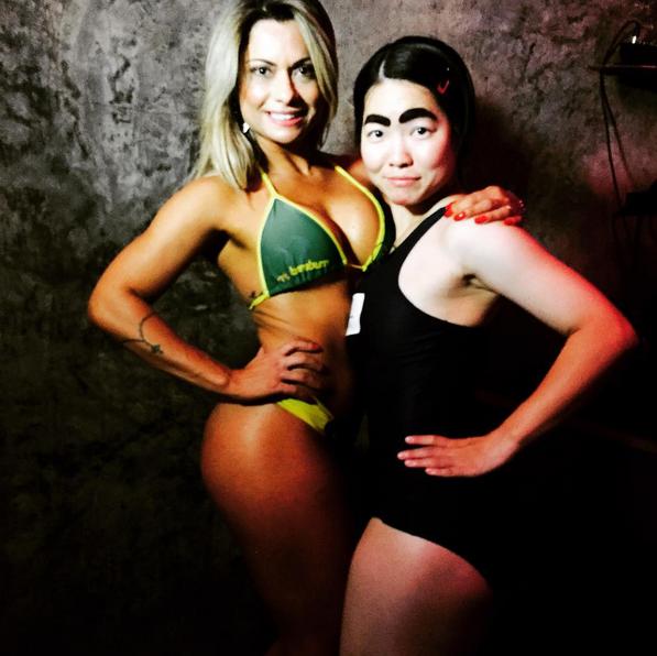 ブラジルの美女とイモトアヤコ（画像は『イモトアヤコ Instagram』より）