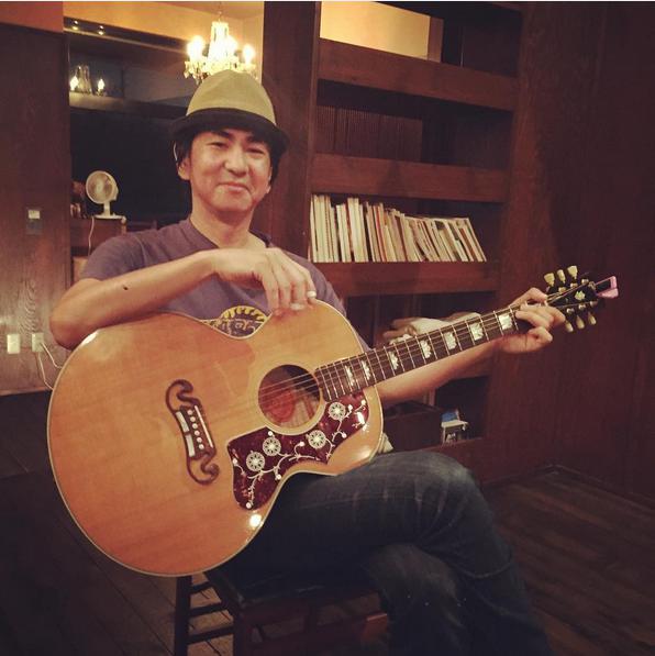 ギターを抱えた田島貴男（画像は『田島貴男　Instagram』より）