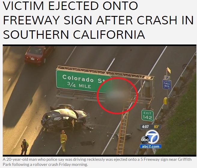 米・高速道路、事故の衝撃で標識の高さまで舞った運転手（画像はabc7news.comのスクリーンショット）