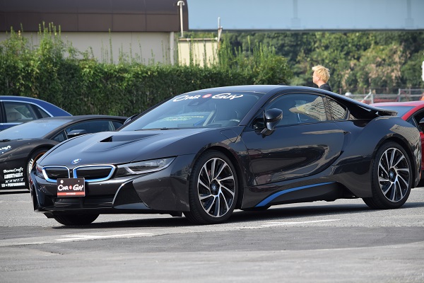 吉村崇の愛車『BMWi8』