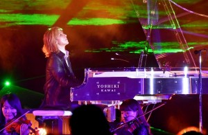 幻想的ななか、生演奏を披露したYOSHIKI