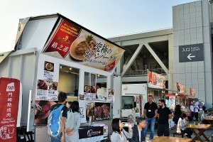 “たべあるキング”が誘致した店が並ぶ西展示棟屋外展示場へ到着