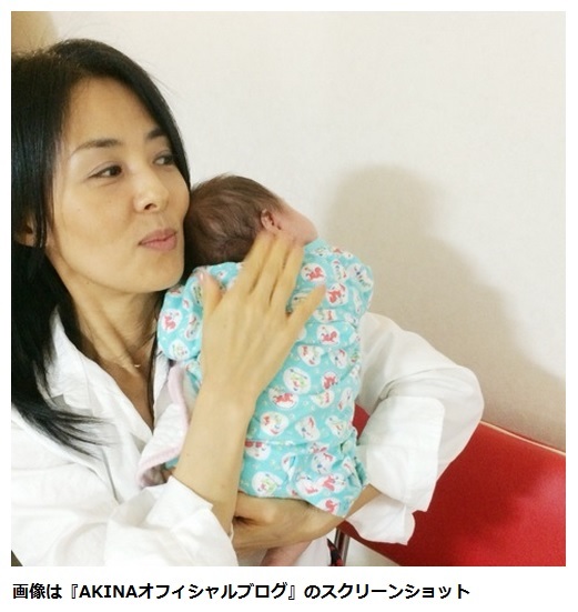 ビビる大木の長女を抱く井森美幸（画像は『AKINAオフィシャルブログ』のスクリーンショット）