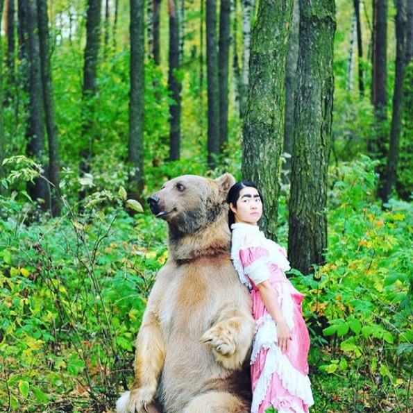 ヒグマとツーショット（画像は『イモトアヤコ Instagram』より）