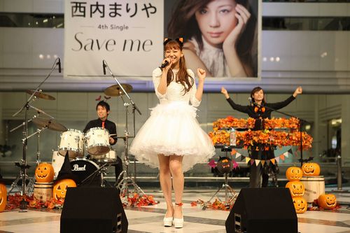 新曲『Save me』なで4曲を熱唱した西内まりや。