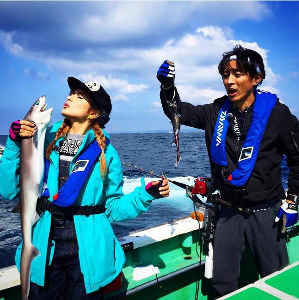 【エンタがビタミン♪】ローラと矢部浩之が釣り対決。獲物の違いと表情が絶妙。