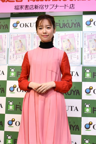 【エンタがビタミン♪】島崎遥香「疲れる」が本音?　足をかばって椅子取材。