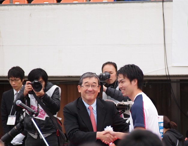 優勝杯を授与。『神奈川スターズ』選手と山脇康氏