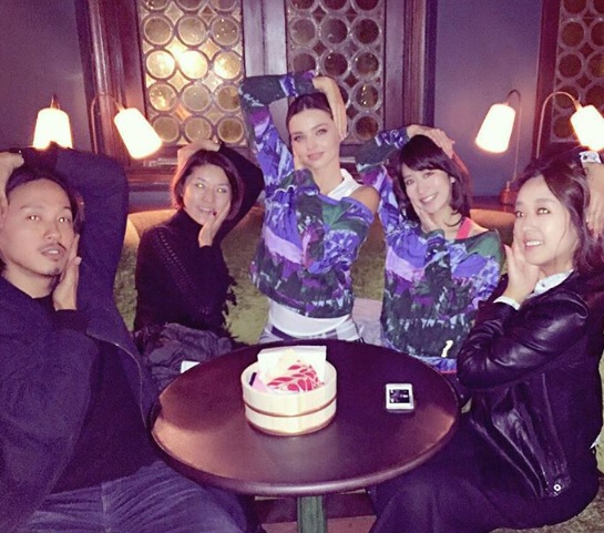 ミランダ、日本人スタッフと“カズニョロポーズ”（画像は『ミランダ・カー Instagram』より）