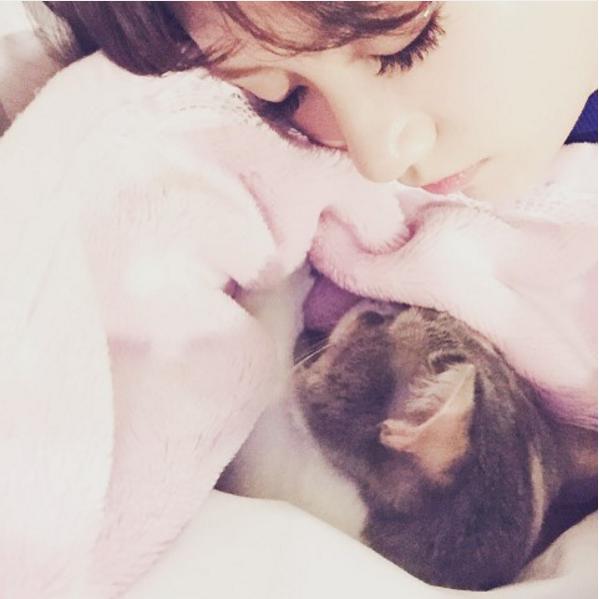 愛猫とたかみな（画像は『高橋みなみ Instagram』より）