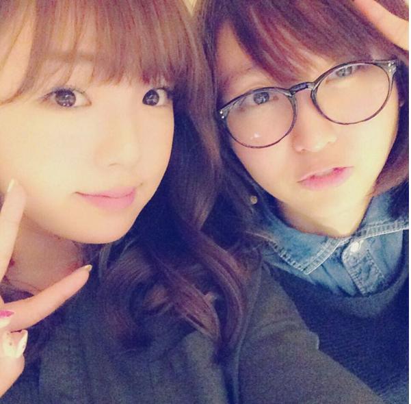 篠崎愛と吉木りさ。（画像は『instagram.com/risayoshiki0727』より）