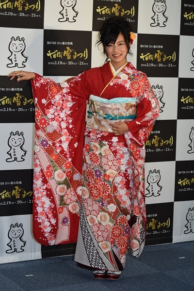 新潟県十日町市で織られた着物を纏った小島瑠璃子