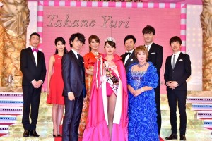 グランプリの中村真由美さんを囲んで『2016 第25回 たかの友梨エステティックシンデレラ大会』にて
