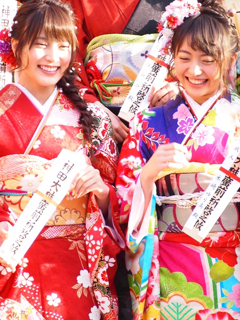 談笑する入山杏奈と木崎ゆりあ