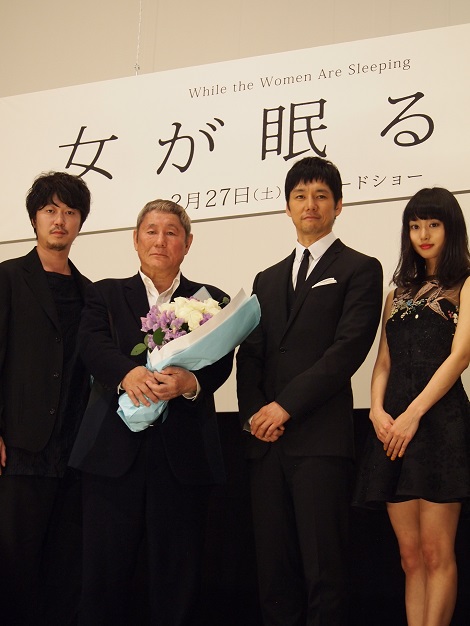 共演の西島秀俊、忽那汐里、新井浩文と花束を抱えたビートたけし