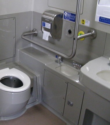 ドイツ鉄道の長距離列車でトイレが故障、女性が失禁（画像はイメージです）