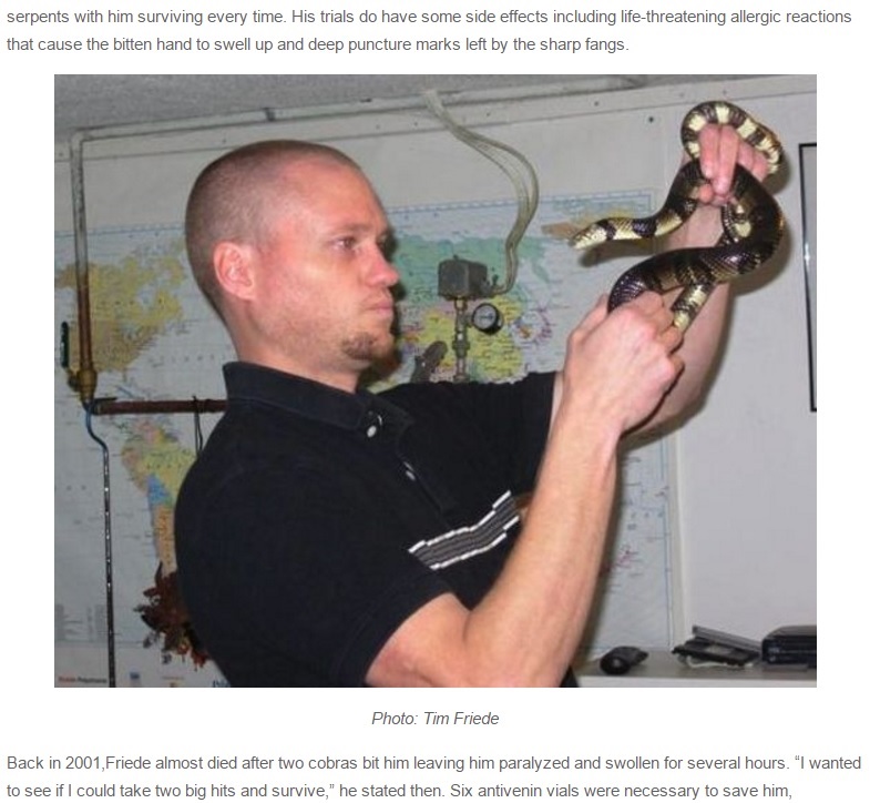 毒蛇に自分の腕を噛ませて16年にもなる米男性（出典：http://www.odditycentral.com）
