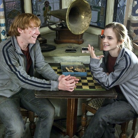 R・グリント、エマとのキス語る（出典：https://www.facebook.com/harrypottermovie）