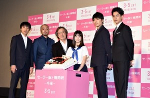 機関銃がデコレーションされたバースデーケーキとともに　橋本環奈と共演者、監督